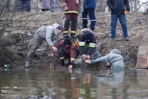 Рятувальники здійснюють заходи щодо мінімізації наслідків весняного водопілля (відео)