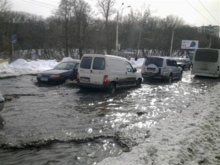 Київ підтоплює. Вода добирається до житлових будинків