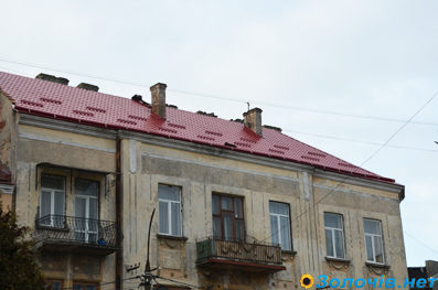 Ремонтують дах на будинку по вулиці М.Шашкевича, 1