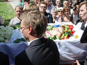 На похорон Новодворської прийшли відомі опозиціонери і люди у футболках “Слава Україні”