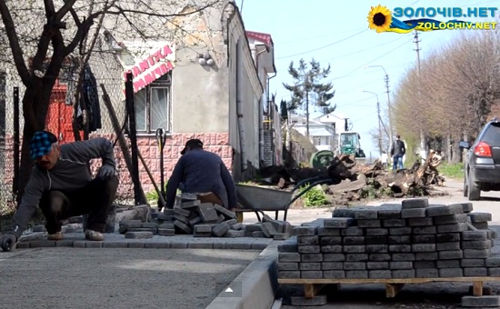 На вулиці Пачовського роблять тротуар (відео)