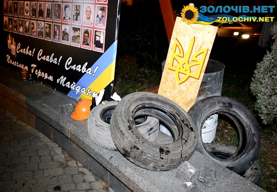 У Золочеві створили “інсталяцію Майдану” (відео)