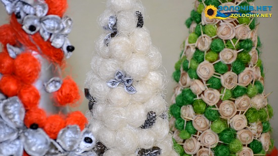 У НВК “Школа радості” організували виставку еко-ялинок та різдвяно-новорічних подарунків (відео)