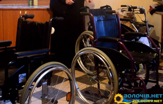 Передали інвалідні візки та ходулі для людей із особливими потребами (відео)