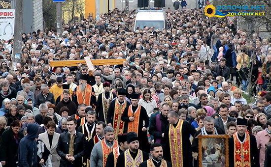 Тисячі вірян молилися на Хресній дорозі у Золочеві (відео)
