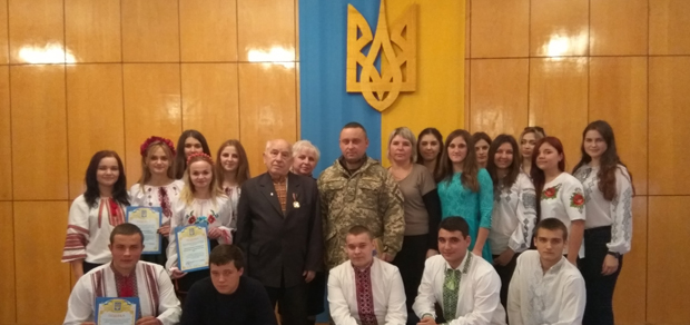 Студенти Золочівського коледжу Львівського НАУ вітали бійців ремполку зі святом