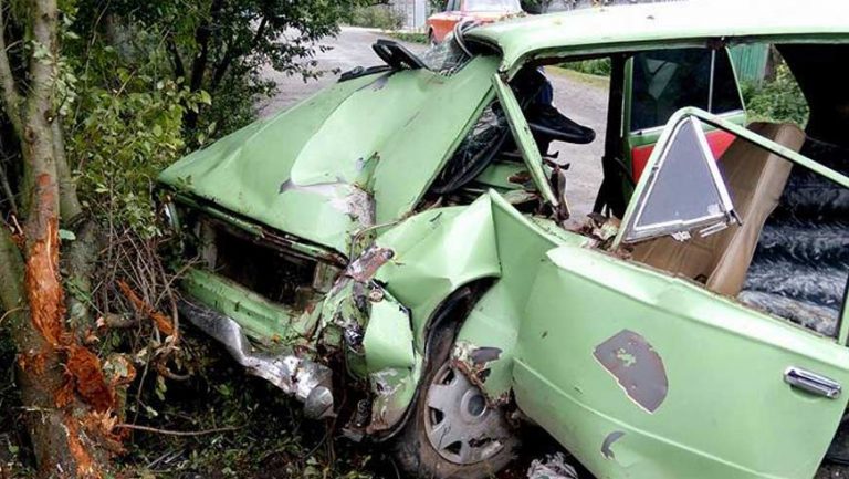 На Львівщині водій «ВАЗу» зіткнувся з деревом