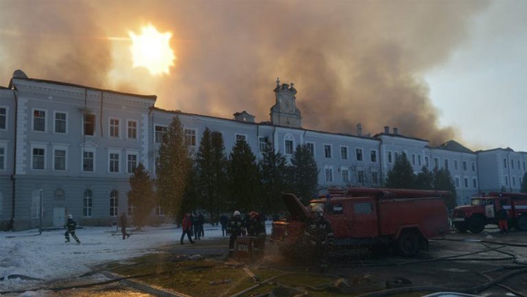 На Львівщині виникла пожежа у храмі та трьох поверховій будівлі