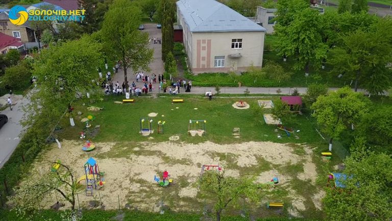 У селі Ясенівці відкрили дитячий майданчик