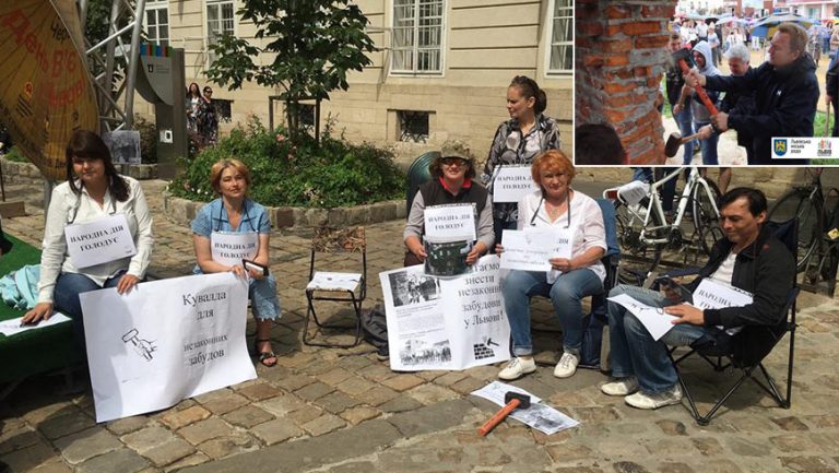 Громадські активісти у Львові під мерією оголосили марафон голодування