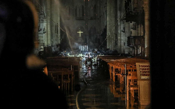 З палаючого Собору Паризької Богоматері вдалося врятувати частину святинь