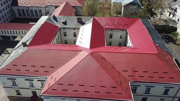 У Золочівській школі №1 проведено капітальний ремонт частини даху (відео)