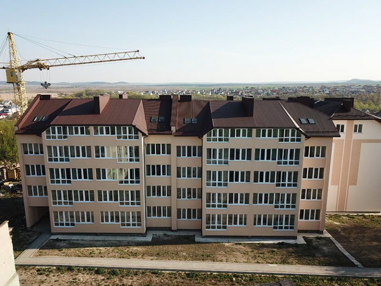 Продаються п’ятикімнатні квартири у новому будинку в центрі міста Золочева