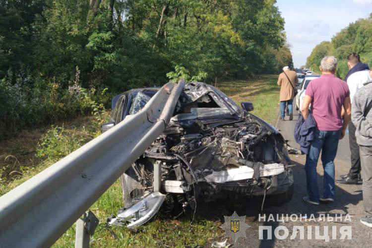 На автодорозі Тернопіль-Львів у відбійник врізалася іномарка