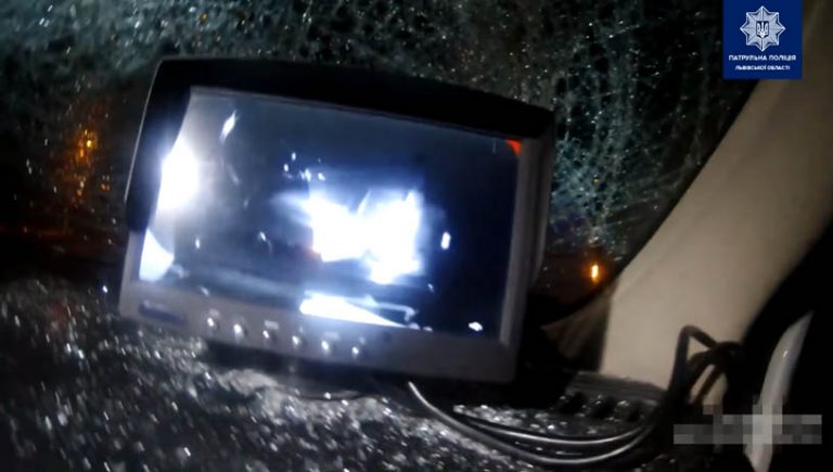 На Львівщині нетверезий водій після перевірки на стан сп’яніння розбив  автомобіль поліції (відео)