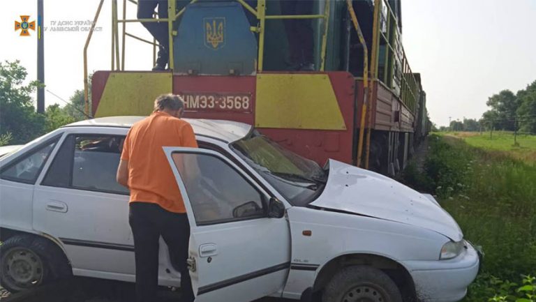 На Львівщині внаслідок зіткнення автомобіля з вантажним потягом загинула жінка