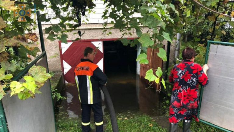 У Бродах рятувальники викачували воду з напівпідвального приміщення житлового будинку (відео)