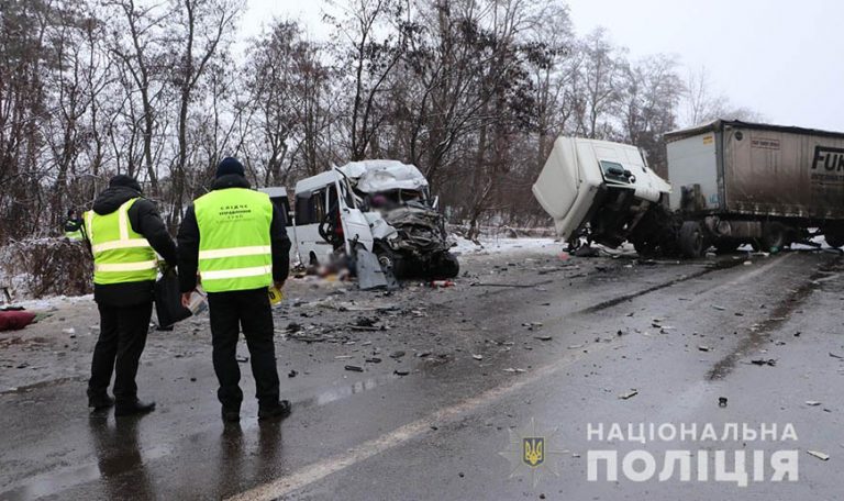 ДТП за участю автобуса з вантажівкою на Чернігівщині: загинуло 13 осіб, ще 7 – травмовано (ОНОВЛЕНО)