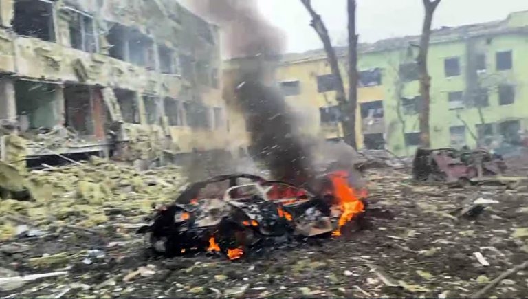 Російські окупанти авіаударом знищили дитячу лікарню в Маріуполі (відео)