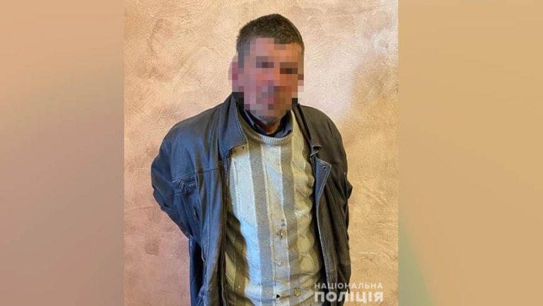 На Золочівщині затримали чоловіка за підозрою у крадіжці з магазину (відео)