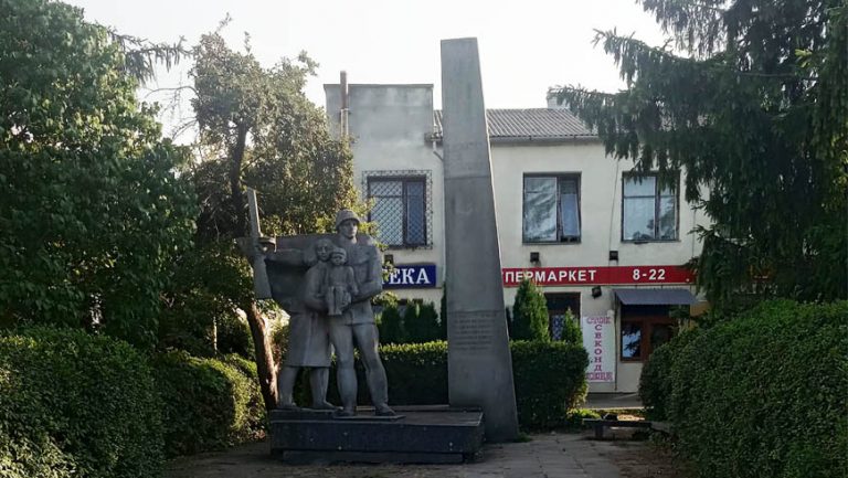 У Підкамені демонтують радянський пам’ятник (відео)