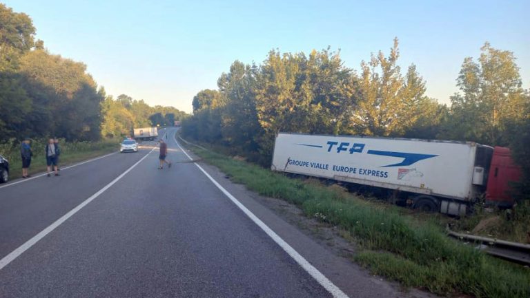 На автодорозі «Тернопіль-Львів» сталася ДТП: зіткнення вантажівок (відео)