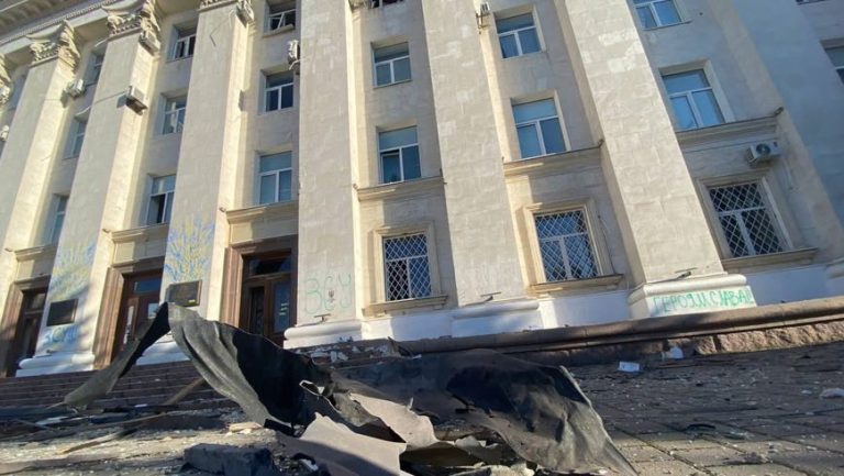 російські загарбники обстріляли будівлю Херсонської ОВА