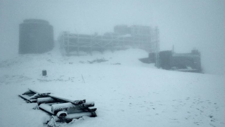 В Карпатах на горі Піп Іван випало 5 см снігу