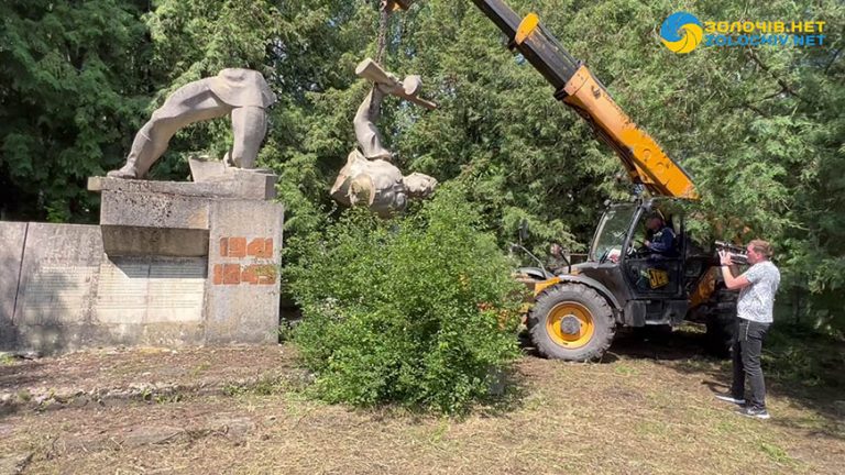 У Золочівському районі декомунізували ще один радянський пам’ятник (відео)
