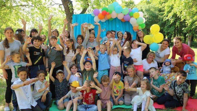 У парку Бродівського замку відбулося свято для діток в рамках проєкту “Ми Зможемо” Карітас-Броди (відео)