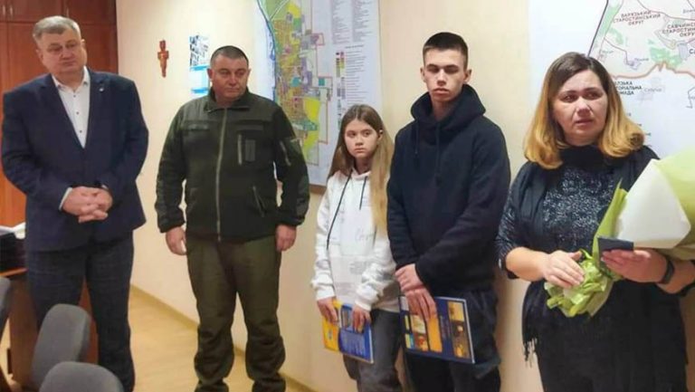 Родині загиблого захисника зі Львівщини вручили «Золотий хрест» 