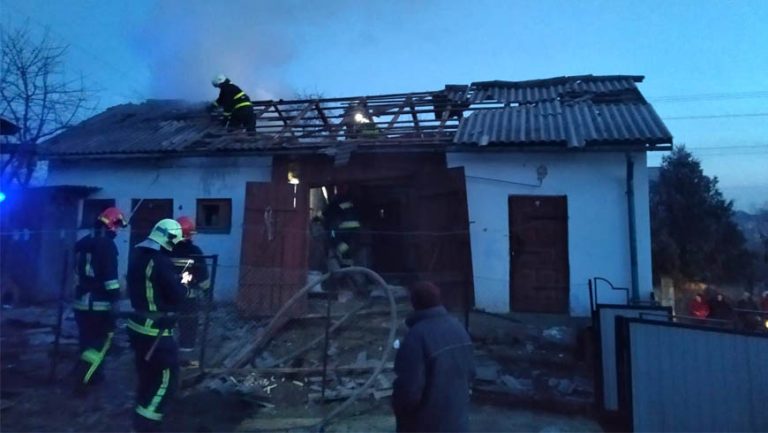 На Івано-Франківщині рятувальники ліквідували пожежу, що виникла внаслідок падіння уламків ракети
