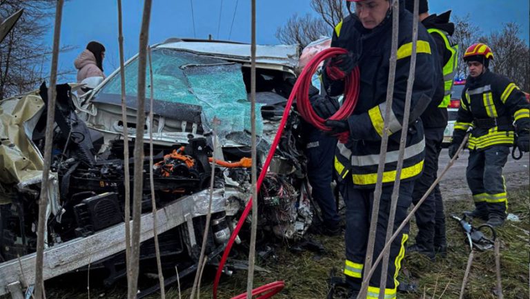 ДТП: рятувальники вивільнили з понівеченого авто травмованого водія